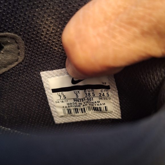 Stylish Black High-Top Sneakers - Picture 12 of 12